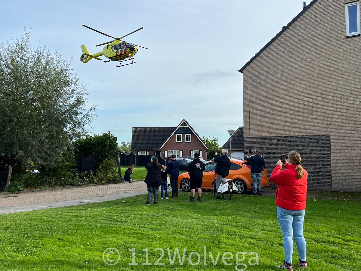 112Stellingwerf's tweet photo. De traumahelikopter landde vanmiddag rond kwart over vier in een grasveld aan het Kuitenpad in Ossenzijl. Het mobiel medisch team kwam ter plaatse vanwege een medisch noodgeval aan de Hoofdstraat. De helikopter trok veel bekijks van omwonenden. https://t.co/73cuOEAIW1