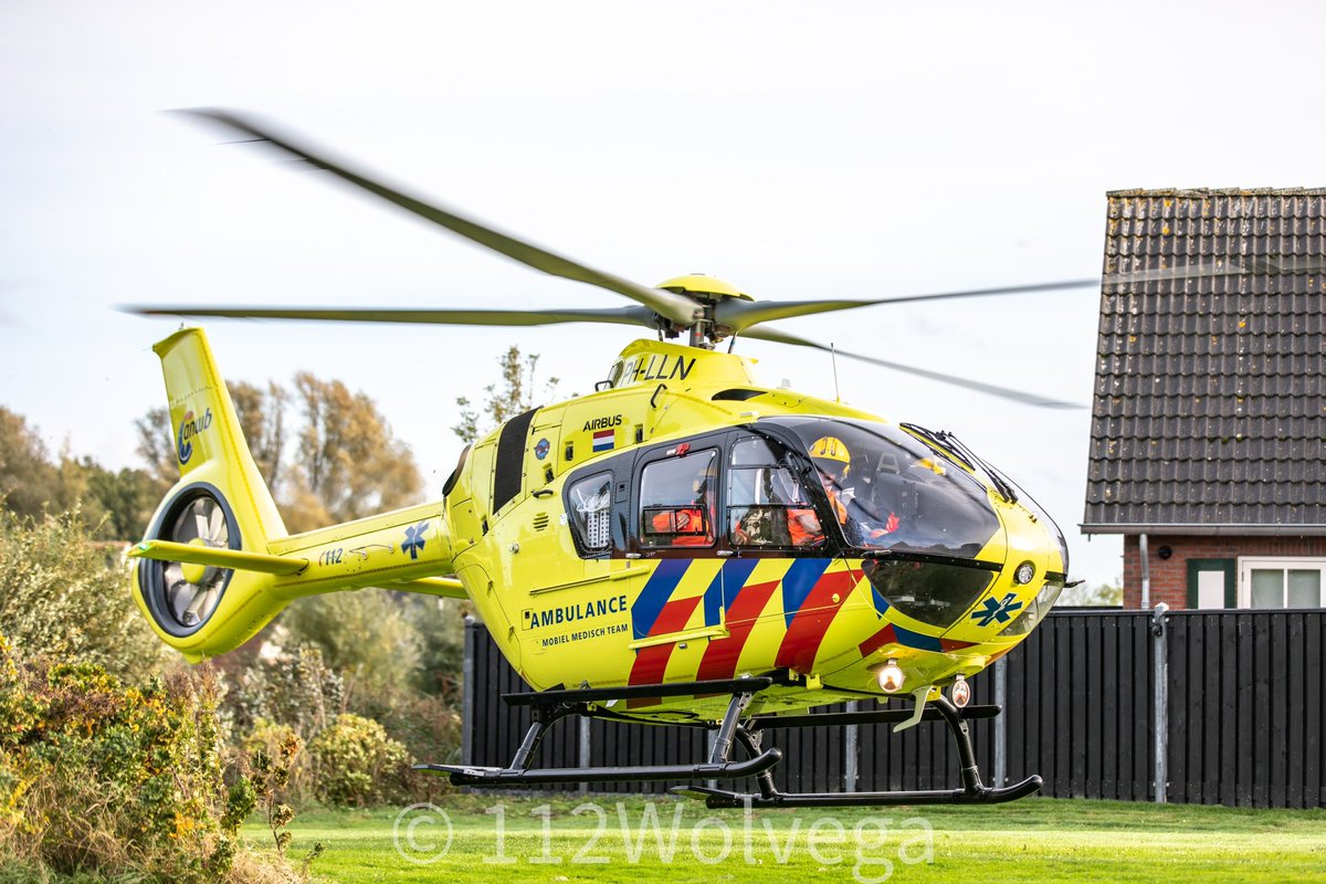 112Stellingwerf's tweet photo. De traumahelikopter landde vanmiddag rond kwart over vier in een grasveld aan het Kuitenpad in Ossenzijl. Het mobiel medisch team kwam ter plaatse vanwege een medisch noodgeval aan de Hoofdstraat. De helikopter trok veel bekijks van omwonenden. https://t.co/73cuOEAIW1