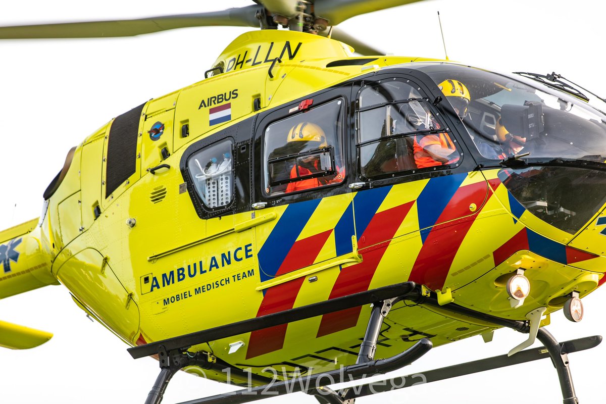 112Stellingwerf's tweet photo. De traumahelikopter landde vanmiddag rond kwart over vier in een grasveld aan het Kuitenpad in Ossenzijl. Het mobiel medisch team kwam ter plaatse vanwege een medisch noodgeval aan de Hoofdstraat. De helikopter trok veel bekijks van omwonenden. https://t.co/73cuOEAIW1