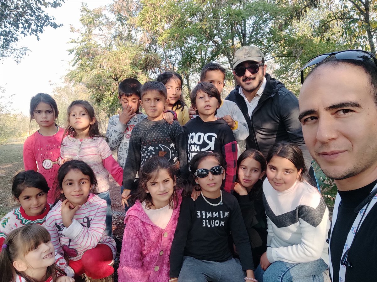 a_ucum's tweet photo. Eğer bir gün yolunuzu kaybederseniz bir çocuğun gözlerinin içine bakın; çünkü bir çocuğun bir yetişkine öğretebileceği her zaman üç şey vardır: Nedensiz yere mutlu olmak, her zaman meşgul olabilecek bir şey bulmak ve elde etmek istediği şey için var gücüyle dayatmaktır. https://t.co/nc0F4HLJZ1