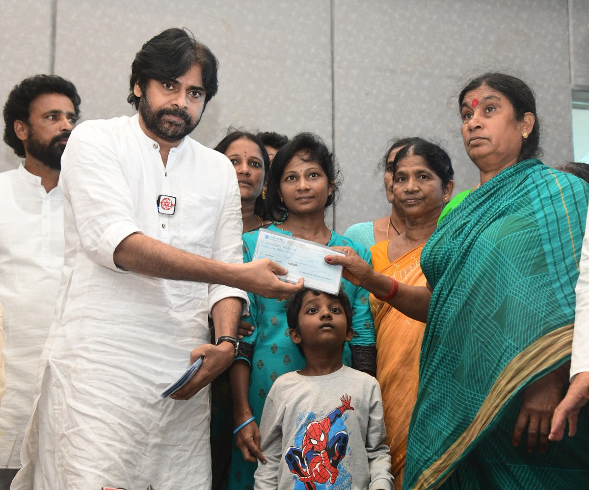JanaSenaParty's tweet photo. క్రియాశీలక సభ్యుల కుటుంబాలకు జనసేన భరోసా

* ఉత్తరాంధ్ర ప్రాంతానికి చెందిన 12 కుటుంబాలకు రూ.60 లక్షల అందచేత 
* స్వయంగా చెక్కులు అందచేసిన శ్రీ పవన్ కళ్యాణ్ గారు
• పోలీసుల ఆంక్షల నేపధ్యంలో మీడియా ఎదుట చెక్కుల పంపిణీ https://t.co/2tz3PdnsFO