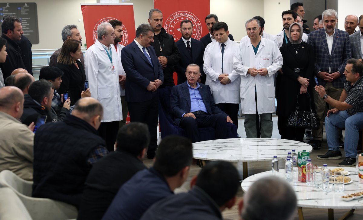 RTErdogan's tweet photo. Bartın’daki maden kazasında yaralanan madenci kardeşlerimi tedavilerinin sürdüğü Çam ve Sakura Şehir Hastanesi’nde ziyaret ettim. 

Rabbimden tüm yaralılarımıza acil şifalar diliyorum. https://t.co/8d6QKLRSuT