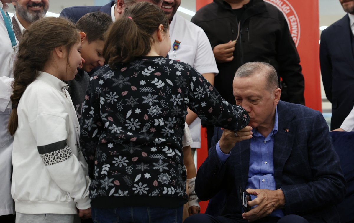 RTErdogan's tweet photo. Bartın’daki maden kazasında yaralanan madenci kardeşlerimi tedavilerinin sürdüğü Çam ve Sakura Şehir Hastanesi’nde ziyaret ettim. 

Rabbimden tüm yaralılarımıza acil şifalar diliyorum. https://t.co/8d6QKLRSuT