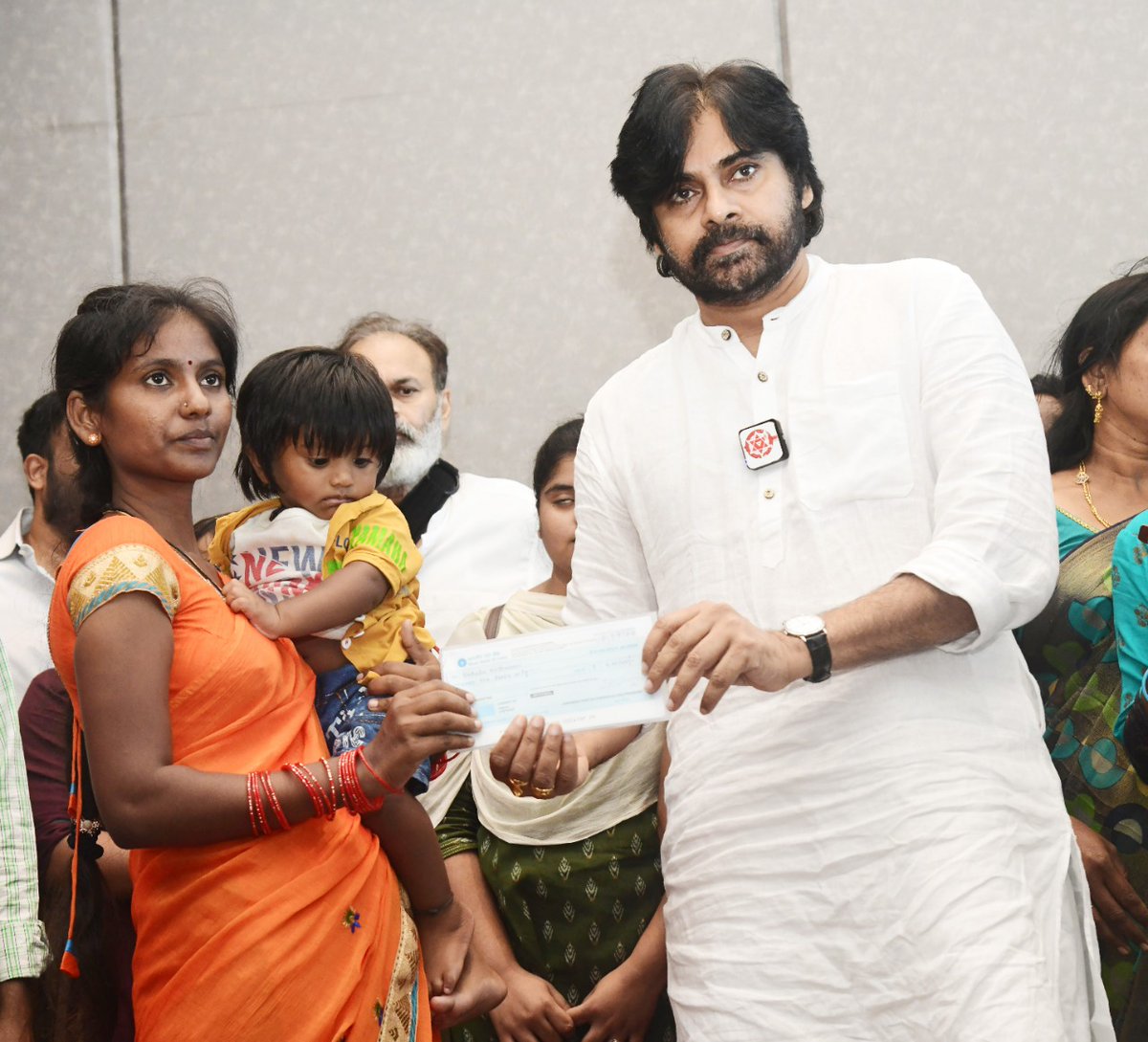 JanaSenaParty's tweet photo. క్రియాశీలక సభ్యుల కుటుంబాలకు జనసేన భరోసా

* ఉత్తరాంధ్ర ప్రాంతానికి చెందిన 12 కుటుంబాలకు రూ.60 లక్షల అందచేత 
* స్వయంగా చెక్కులు అందచేసిన శ్రీ పవన్ కళ్యాణ్ గారు
• పోలీసుల ఆంక్షల నేపధ్యంలో మీడియా ఎదుట చెక్కుల పంపిణీ https://t.co/2tz3PdnsFO