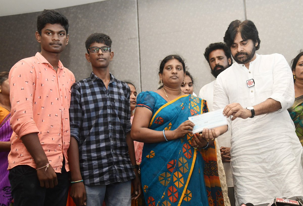 JanaSenaParty's tweet photo. క్రియాశీలక సభ్యుల కుటుంబాలకు జనసేన భరోసా

* ఉత్తరాంధ్ర ప్రాంతానికి చెందిన 12 కుటుంబాలకు రూ.60 లక్షల అందచేత 
* స్వయంగా చెక్కులు అందచేసిన శ్రీ పవన్ కళ్యాణ్ గారు
• పోలీసుల ఆంక్షల నేపధ్యంలో మీడియా ఎదుట చెక్కుల పంపిణీ https://t.co/2tz3PdnsFO