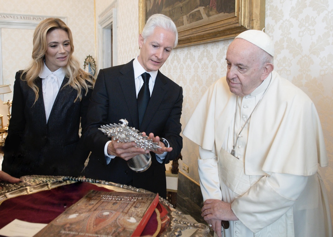 Alfredo Del Mazo (@alfredodelmazo) on Twitter photo Nos dio mucho gusto llevarle a Su Santidad, el Papa Francisco <a href="/Pontifex_es/">Apostolica Sedes Vacans</a>, esta campana elaborada por artesanos de #SanFelipeDelProgreso que contiene el tradicional árbol de la vida. Es una artesanía orgullosamente mexiquense. Nos dio mucho gusto llevarle a Su Santidad, el Papa Francisco <a href="/Pontifex_es/">Apostolica Sedes Vacans</a>, esta campana elaborada por artesanos de #SanFelipeDelProgreso que contiene el tradicional árbol de la vida. Es una artesanía orgullosamente mexiquense.