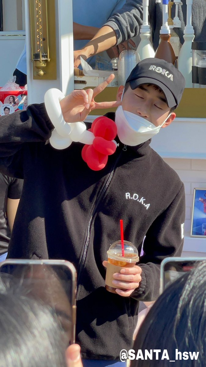 SANTA_hsw's tweet photo. 221015 서울함 페스티벌

사진 남겨야해서 포즈 취하는중✌🏻☺️

#한승우 #승우 #HANSEUNGWOO #SEUNGWOO https://t.co/C8Is8lsy6J