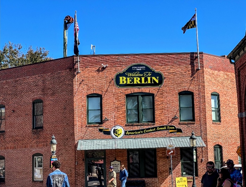 Mad_Pinball's tweet photo. Thank you Berlin Maryland! 
Our showroom opening in conjunction with Oktoberfest was a smashing success!
America's coolest small town knows how to put on a festival. It was an absolute treat to meet some many fantastic folks.
#MadPinball #GoMad #GetMad #berlinmd https://t.co/vEUFIO8ijA