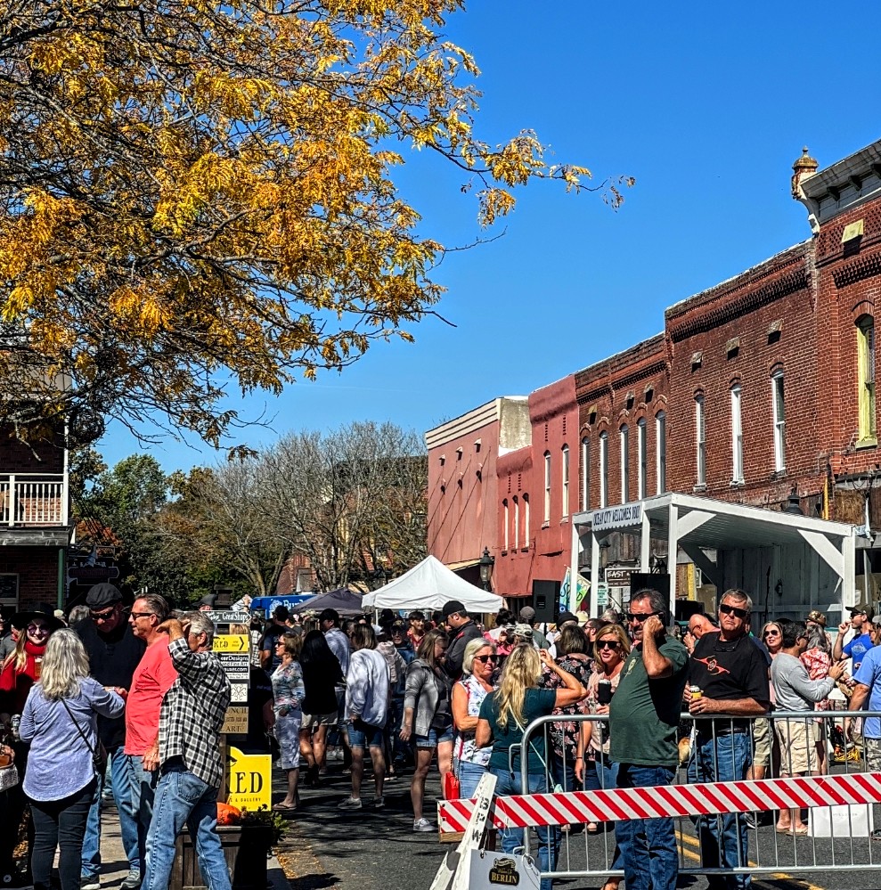 Mad_Pinball's tweet photo. Thank you Berlin Maryland! 
Our showroom opening in conjunction with Oktoberfest was a smashing success!
America's coolest small town knows how to put on a festival. It was an absolute treat to meet some many fantastic folks.
#MadPinball #GoMad #GetMad #berlinmd https://t.co/vEUFIO8ijA