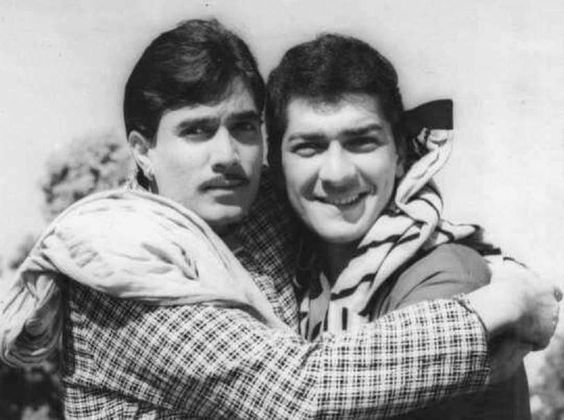 BombayBasanti's tweet photo. Rajesh Khanna with Roopesh Kumar
#rajeshkhanna #superstar #roopeshkumar #bollywoodflashback https://t.co/R8A10CSGVh