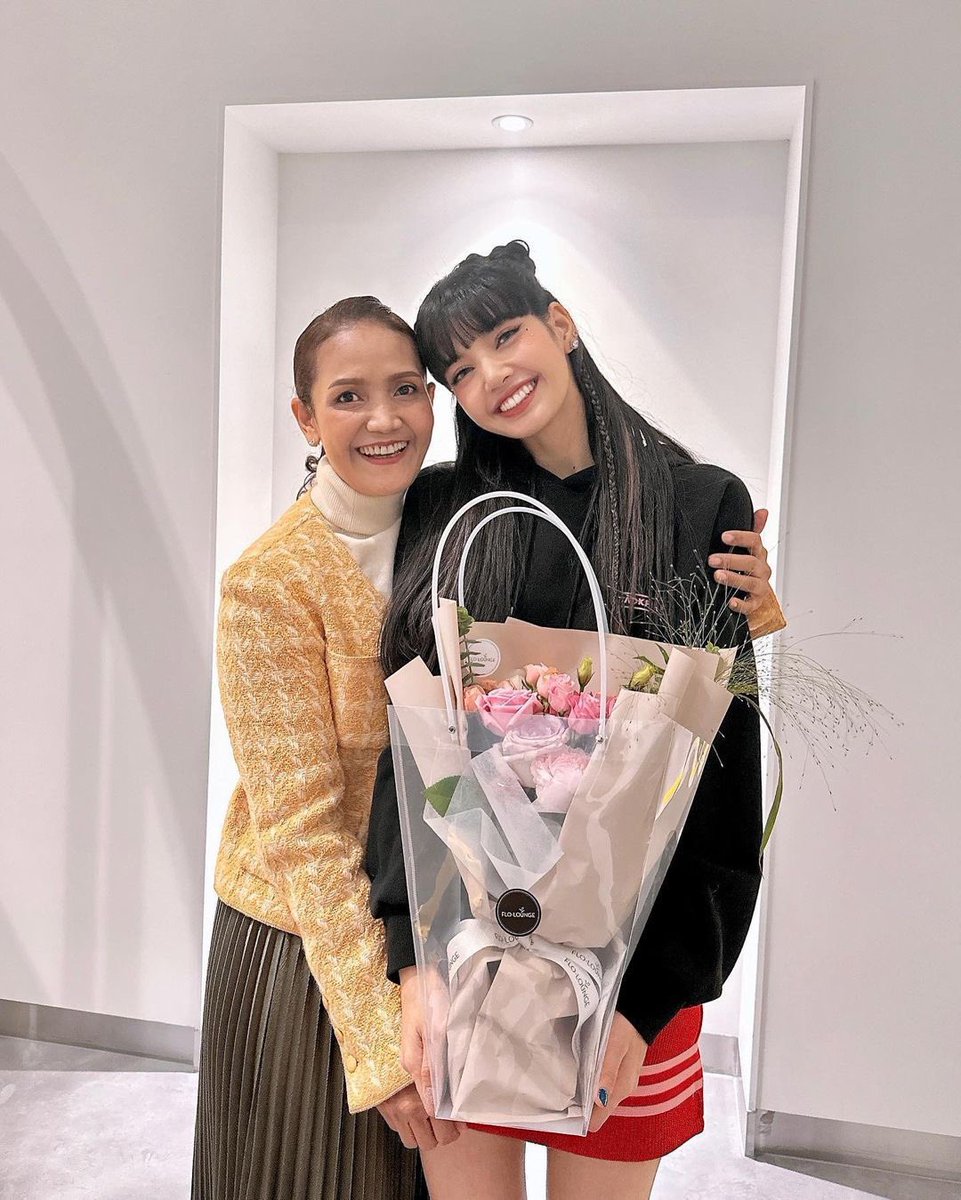 LISA AND HER MOM 🥺💛 @Blackpink