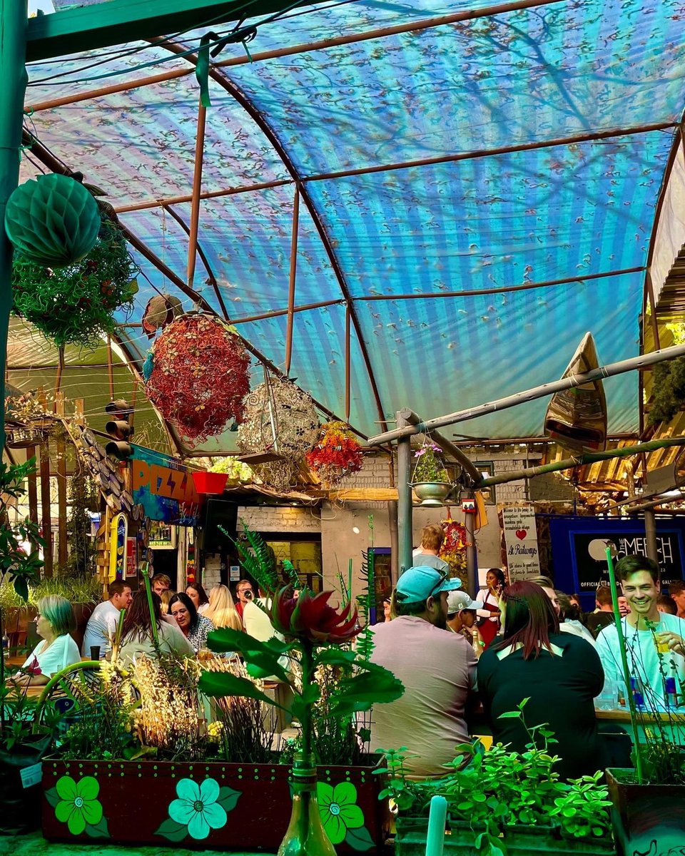 Railways Café in the heart of Irene - The good vibes club, where only the coolest hipsters come out to play and most people aren't wearing shoes.

instagram.com/p/CjxfYZiqf4E/…

Pizza, live music, and this bottle of Allesverloren Tinta Rosé.

#LaurasWorld
#Irene
#RailwaysCafe