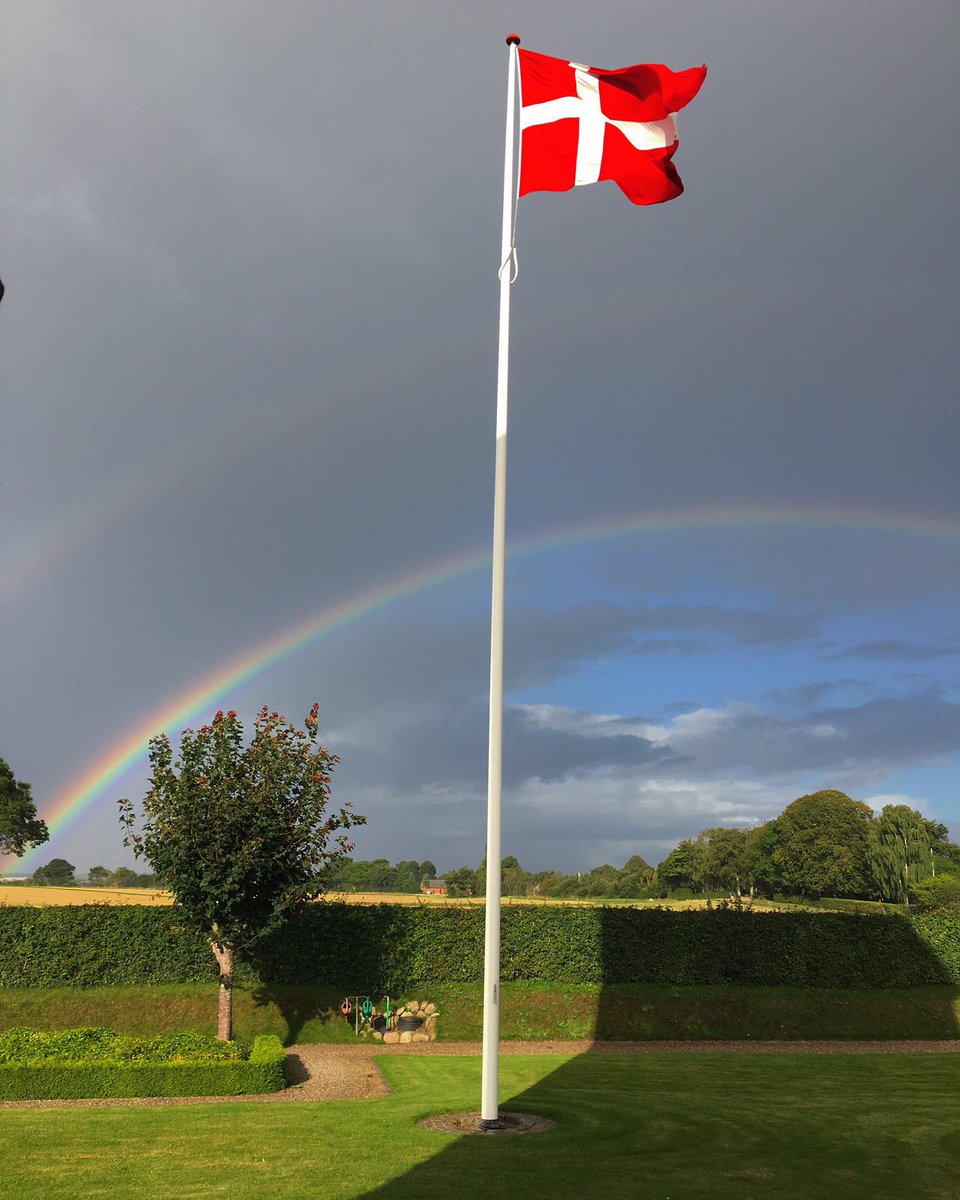 Teologinen's tweet photo. I dag sendte jeg min kirkesanger hjem for at losse manden i måsen, thi han lider ikke Dannebrog, da der åbenbart er blevet for DF-agtigt. Men ved du hvad, kære kirkesangermand: Dannebrog er fucking VORES! og det skal tilfældige politiske partier ikke komme og lave om på. #peptalk https://t.co/CZ3oA3qrpl