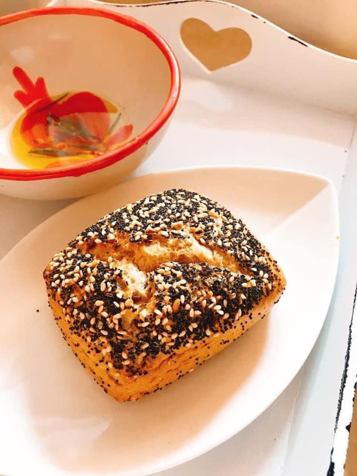 amparosolerd's tweet photo. 👇🏻👇🏻👇🏻🧐 hoy la nota de color y sabor la pone disfrutar del sabor, olor y Arte del pan. Una verdadera delicia y el alimento más popular del mundo, que nos encanta y todos merecemos tener en nuestras mesas ✨😋🧡🥖🧡🥖🧡👌🏻 #wordbreadday #wbd2022 #Diamundialdelpan https://t.co/3HmpSG9Flz