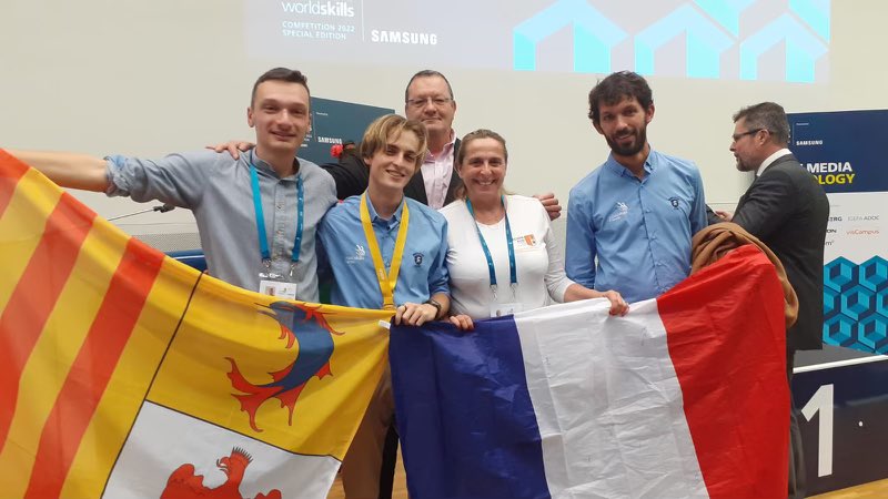 Première médaille d’or pour la France aux <a href="/WorldSkills/">WorldSkills</a> remportée par Emmanuel Young ! 🥇 

Bravo à ce jeune homme originaire d’Eguilles qui fait rayonner l’excellence de notre Région en devenant champion du monde dans la catégorie Arts Graphiques et Pre-Presse 💪