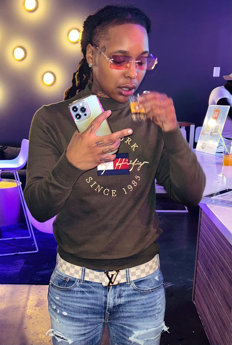 TuneToonz's tweet photo. She super friendly and like her a nigga who spend it, I'm tellin' ya donβt bring her around πΊπ½π #FrostFactory https://t.co/u1Te7RwKnJ