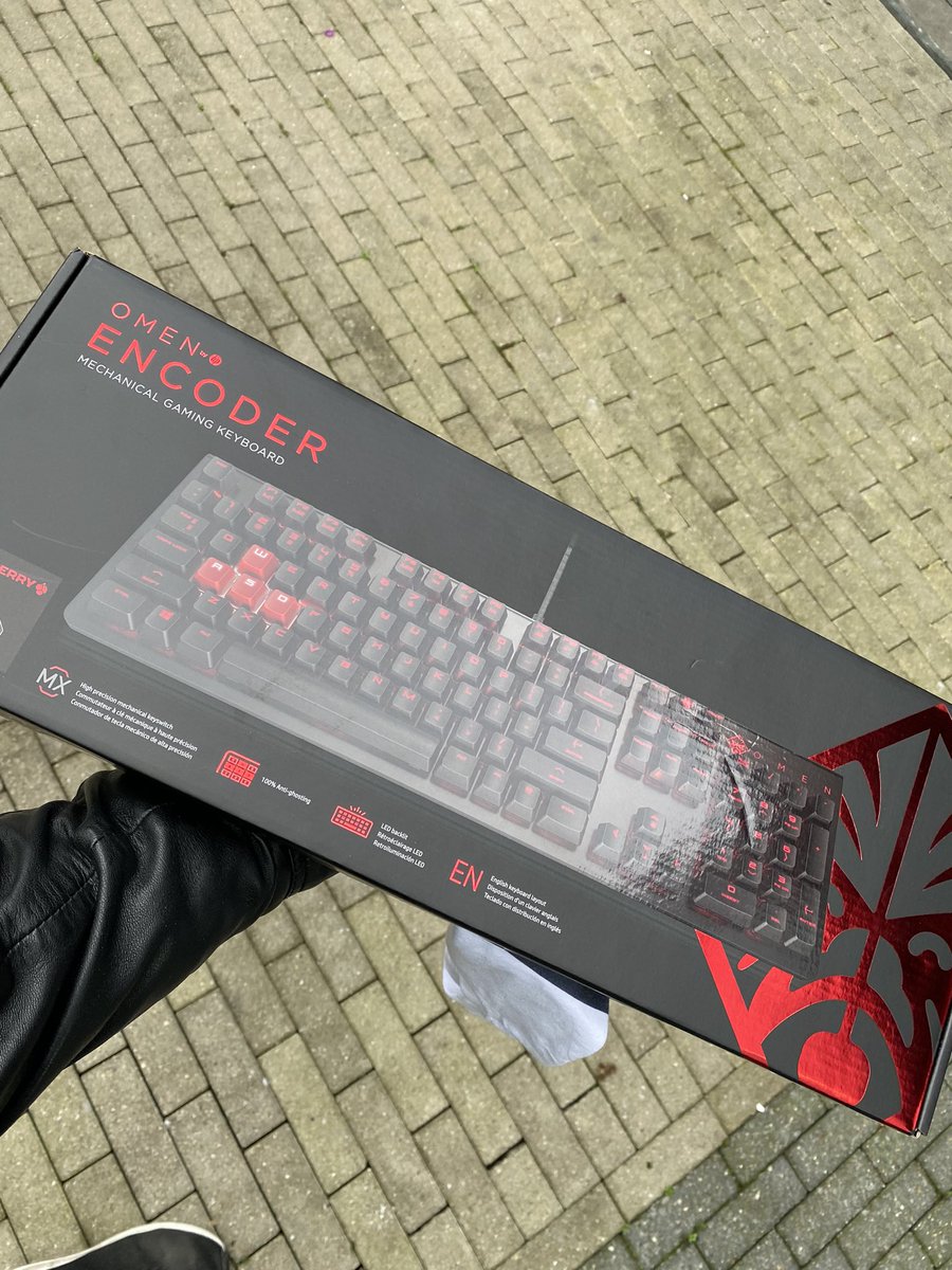 BlazersTim's tweet photo. They said person who gets most kills wins a keyboard .. 
Guess who got a free keyboard 🤷‍♂️
#DreamHack #Rotterdam #omendreamhack22 https://t.co/7BcNRC9OI2