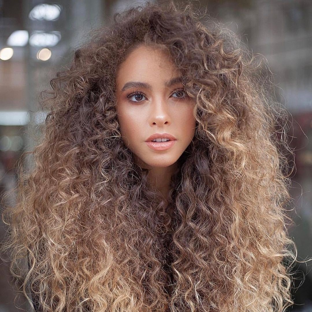 How are you taking care of and protecting your curls this winter? 🧡🍁 bit.ly/kerastase-seru… #haircare #kerastasenutritive