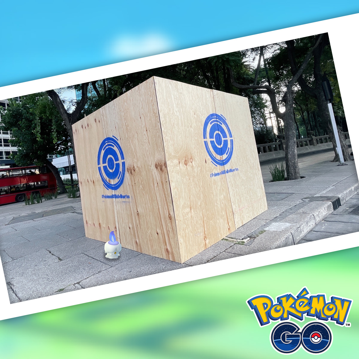 PokemonGoAppLA's tweet photo. 🚨 ¡Atención, Entrenadores! 🚨

Hemos recibido reportes de una caja misteriosa que apareció en Paseo de la Reforma, Ciudad de México, con un símbolo de Poképarada y la etiqueta #PokemonGODiaDeMuertos. ¿Qué creen que pueda ser esto? https://t.co/iaLrFM7y1W