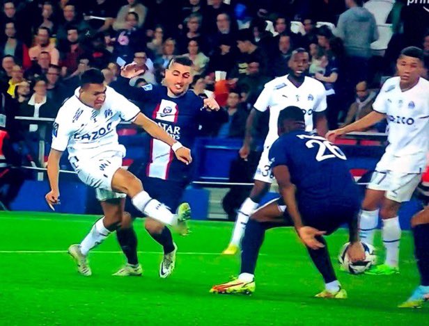 Nabil_djellit's tweet image. C'est le tournant de ce match. Pour moi, ça se siffle clairement... L'OM peut se sentir lésé.  #PSGOM