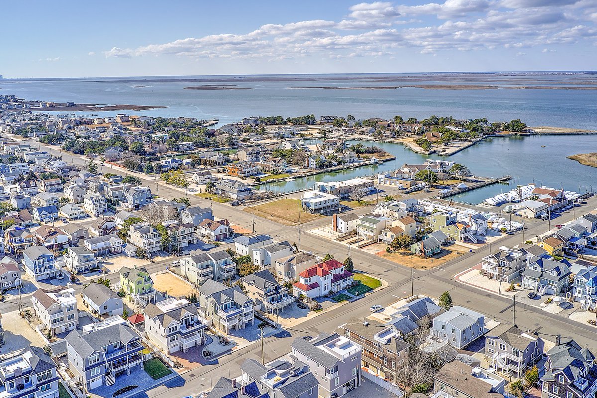 BHHSZackShore's tweet photo. Long Beach views ๐
#bhhs #bhhszackshore #njrealty #drone #dronephoto https://t.co/GNZYcFieej