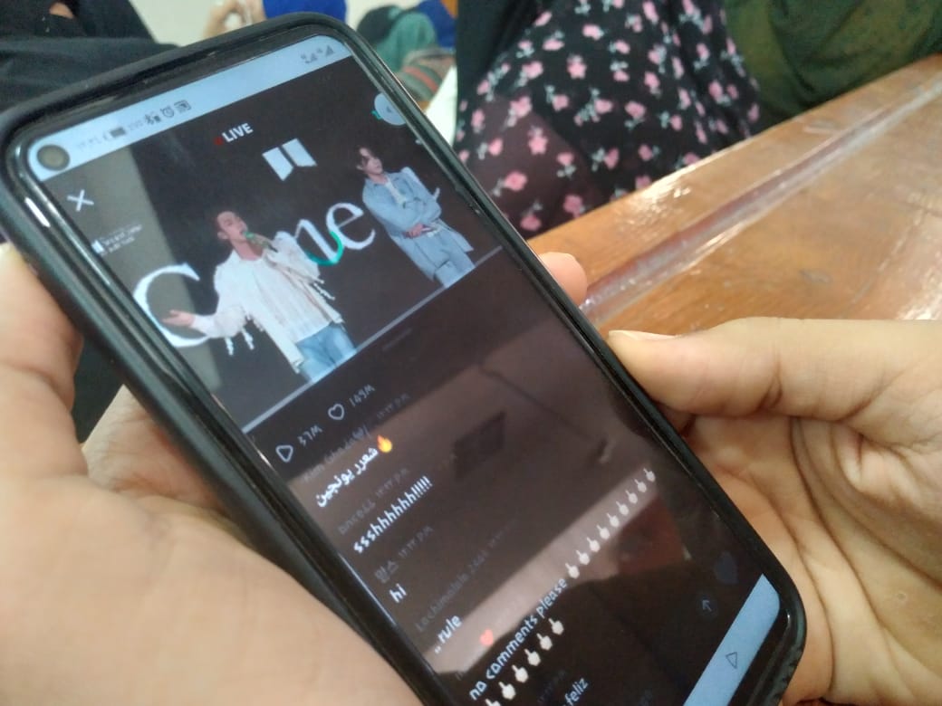 ShimaaAtta12's tweet photo. At the university during the lecture 🤦🏻‍♀️😂
#BTS_YetToCome_Weverse_LIVE
🥺💜💜💜💜💜💜💜💜💜💜 https://t.co/qbSnqjsN3L