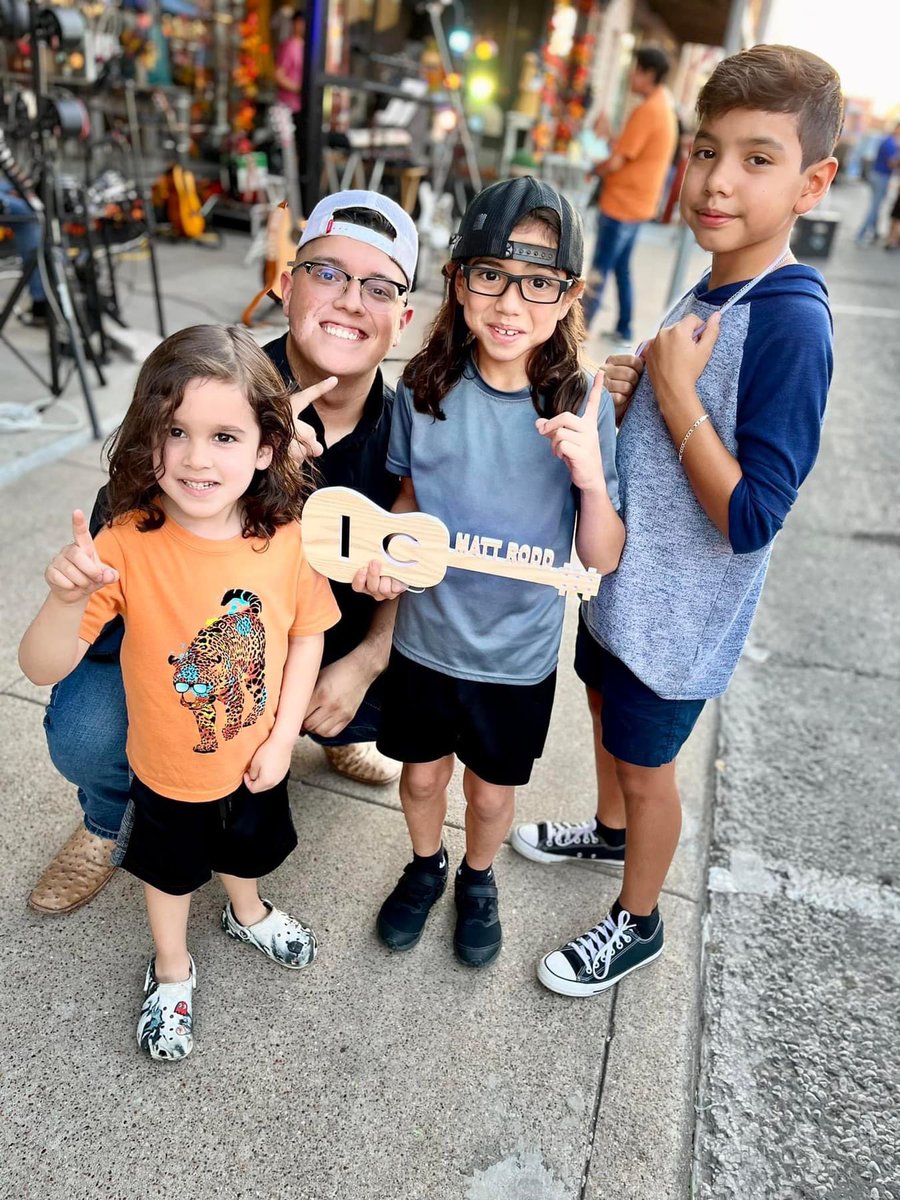 Love when kiddos come and ask to take pictures! #TTM 🚀🤟🏽