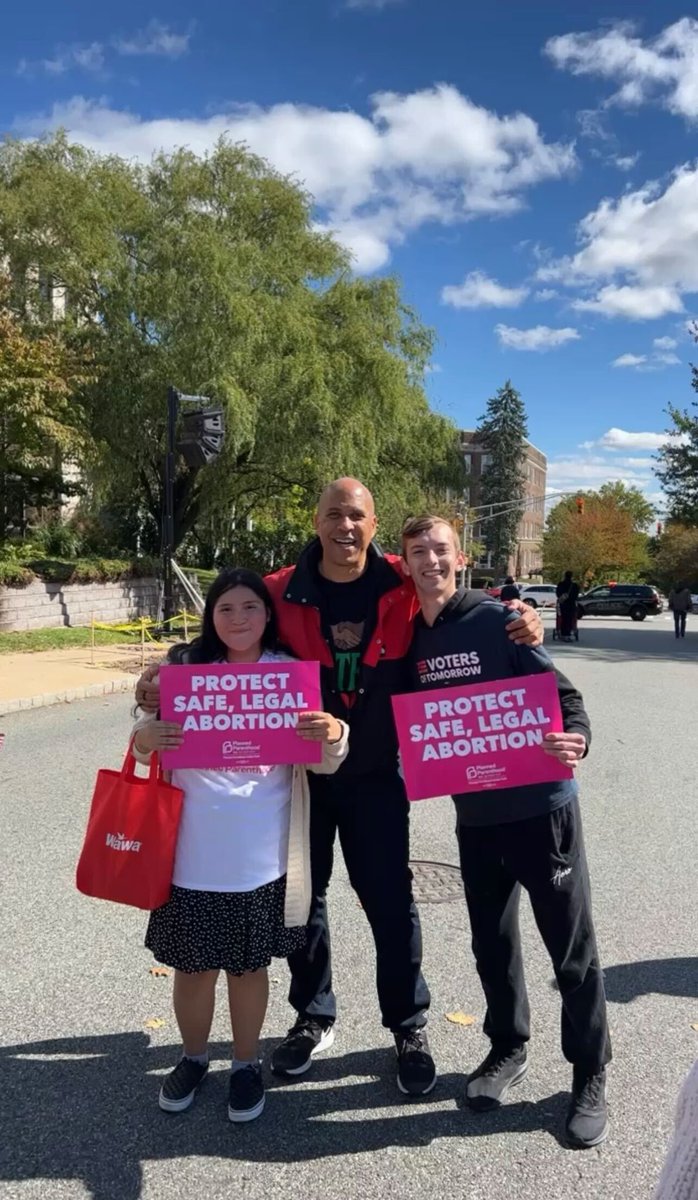VotersTomorrow's tweet photo. VOT Week of Action: ✅

Our state and local chapters across the country reached over 700 young voters and helped them check their registration, register, or request an absentee ballot and they’re just getting started. https://t.co/zpg4QE4qDs