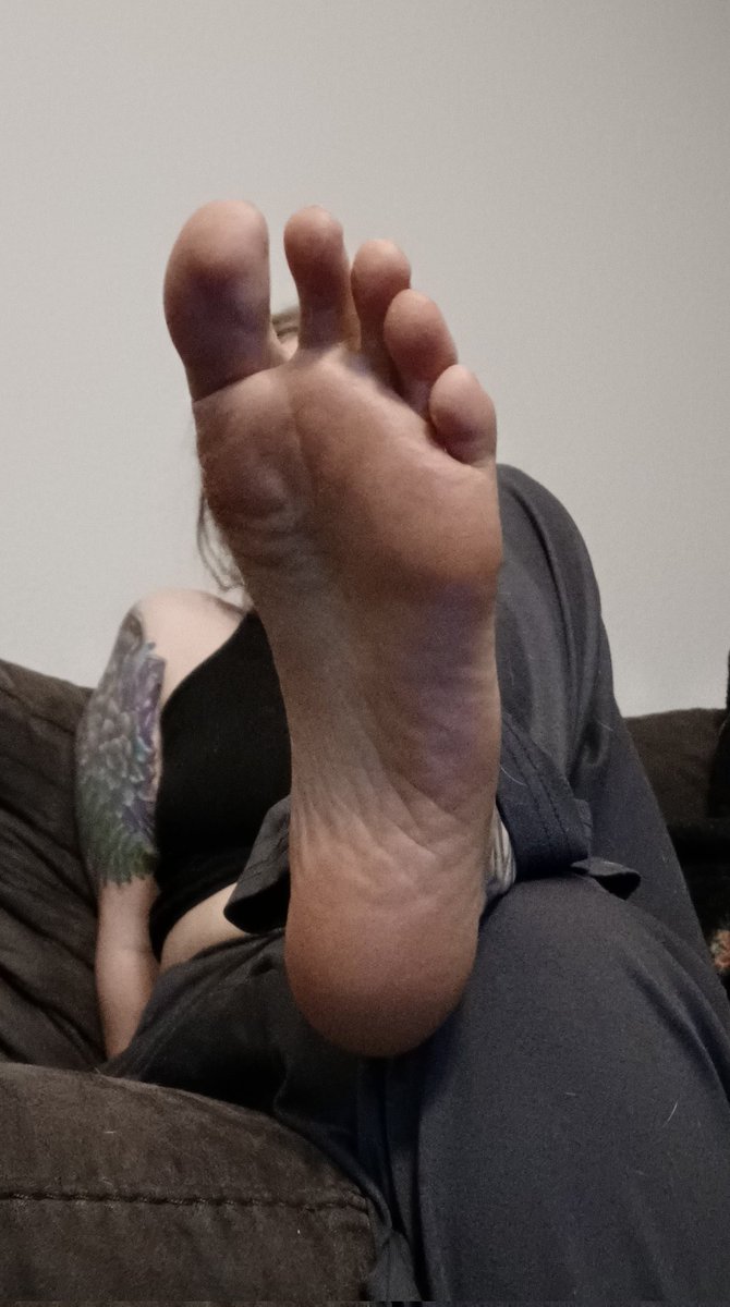 DescentViri's tweet photo. @Feet_of_the_Day Get down and lick these soles 😈 https://t.co/0lNJygAN6T