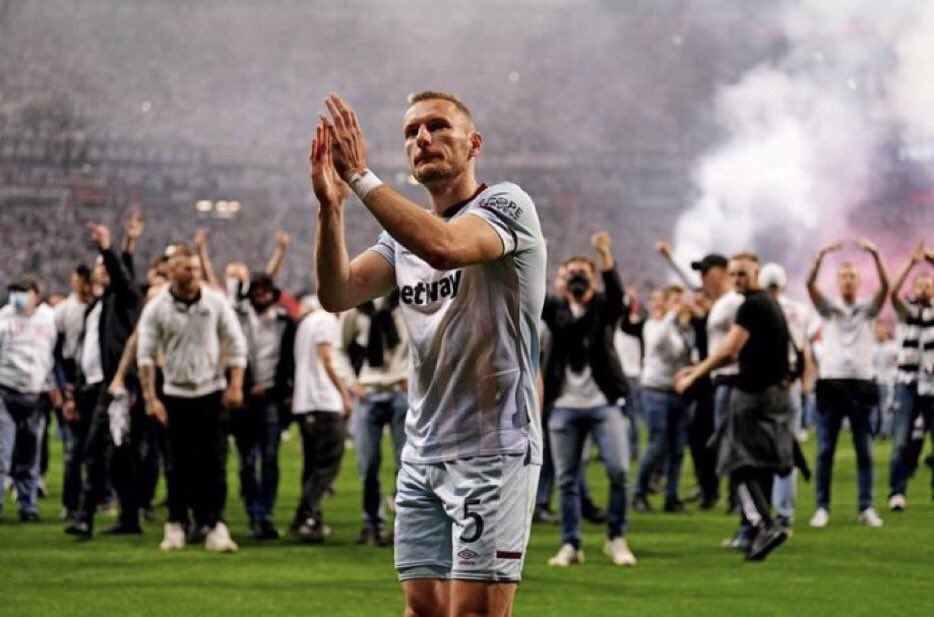 Jacckkk___'s tweet photo. The only player who stayed on the pitch to clap the away fans after we got knocked out of the Europa league despite rival fans being on the pitch. https://t.co/DmmboTfgnX