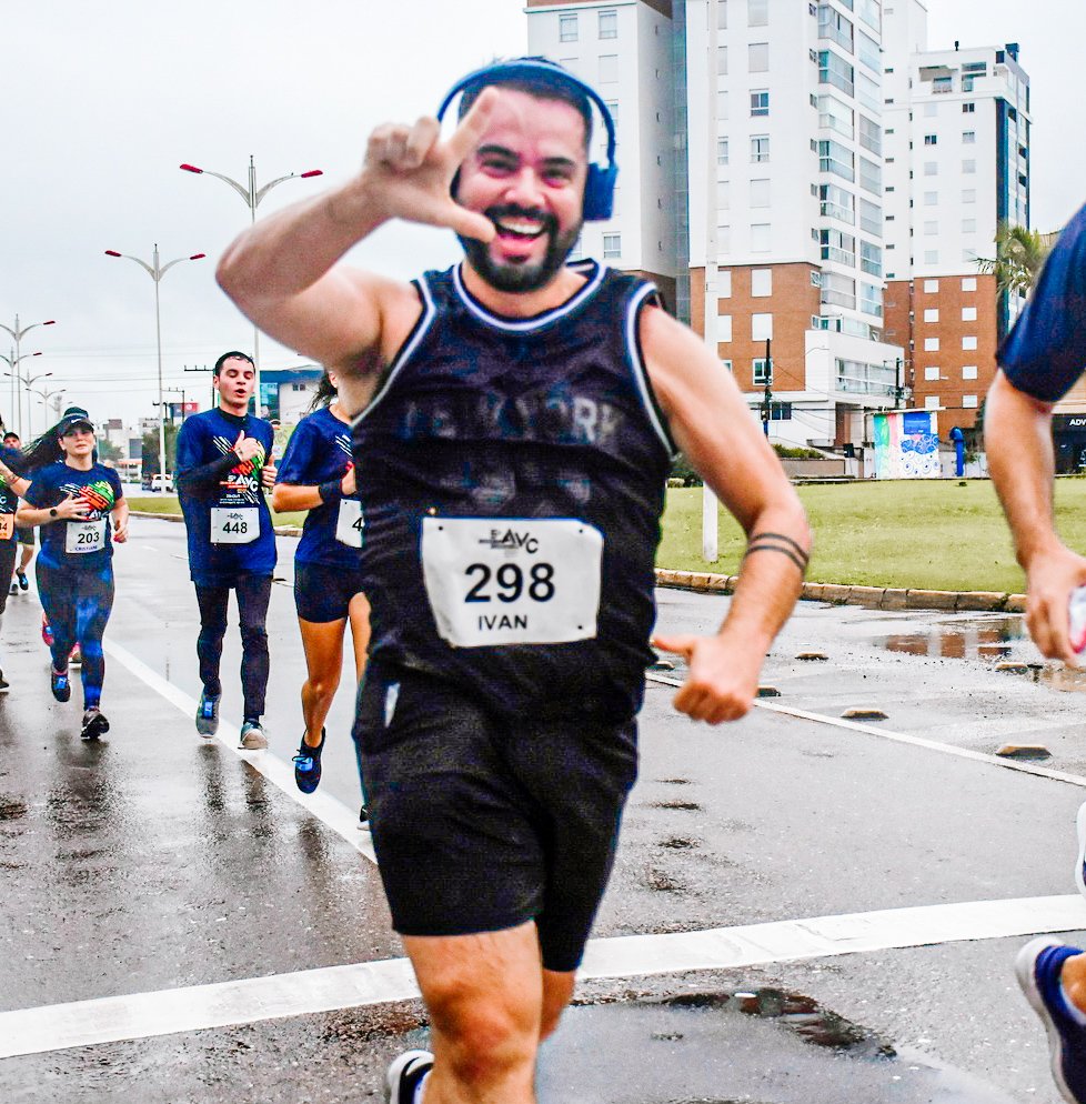 ivansoueu's tweet photo. E hoje foi dia de Corrida de Combate ao AVC - 5km em Joinville - SC, tava cheio de paparazzo, continuamos mantendo o voto em secreto. 💃🏼
#running #lula #fazoL #5km #runboy #sunday #domingo #urso #bear #yag #run https://t.co/upMQJrsVpA