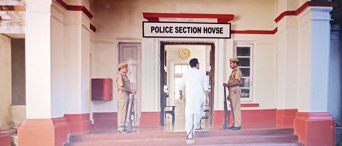 Byomkesh Hatyamancha is what you get when terrible screenplay meets 
bad acting. But what's funniest is 
the fact that the makers paid zero attention to detail, and thought no 
one would notice Police Station 
House being glaringly mis-spelt. 

#byomkeshhatyamancha @hoichoitv