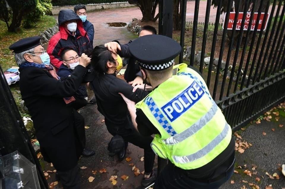 DavidAltonHL's tweet photo. Peaceful protest with Chinese characteristics: CCP Ambassador should tell us if this is Consul General Zheng Xiyuan pulling the hair of a protestor as another official attempts to gouge out his eyes. If it is,⁦@SuellaBraverman⁩ should demand he pack his bags and leave now https://t.co/IkIi50FvB4