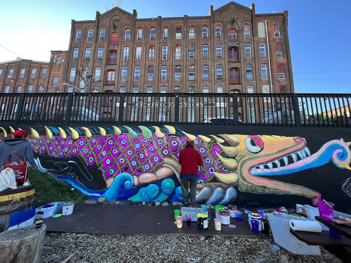 Irving_Viveros's tweet photo. Hoy me eché unos brochazos con @cesarmural en el mural temporal que se hizo para el evento cultural “¡Presente!” organizado por @sunflowerphl. https://t.co/K6Wd39QrW7
