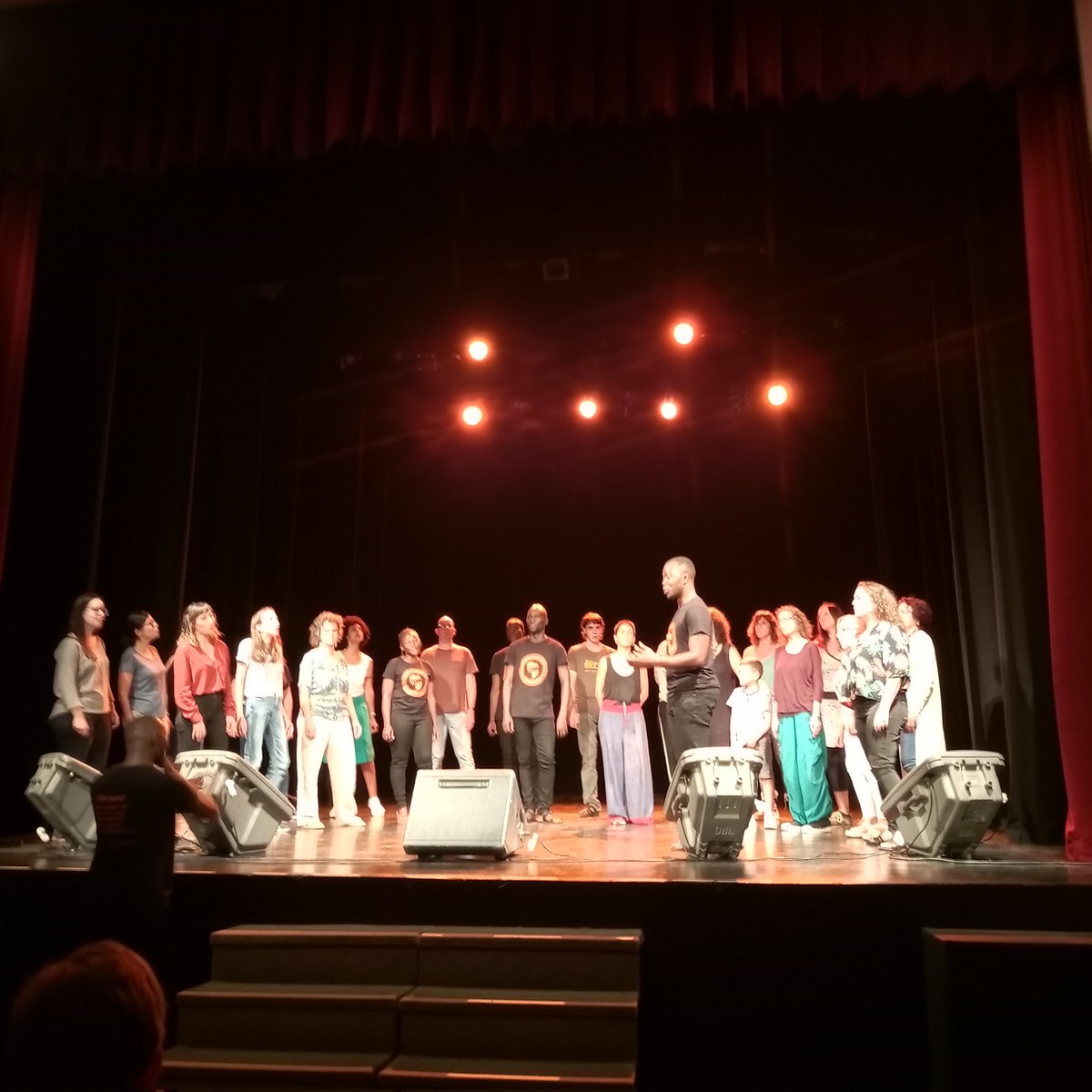 LaiaCast's tweet photo. Aba Taano finalitza el concert amb totes les persones que han participat al taller de gospel impulsat per @SuiteCor a dalt de l'escenari #SantaÚrsula2022 #CulturaValls https://t.co/cWl0wxSbWL