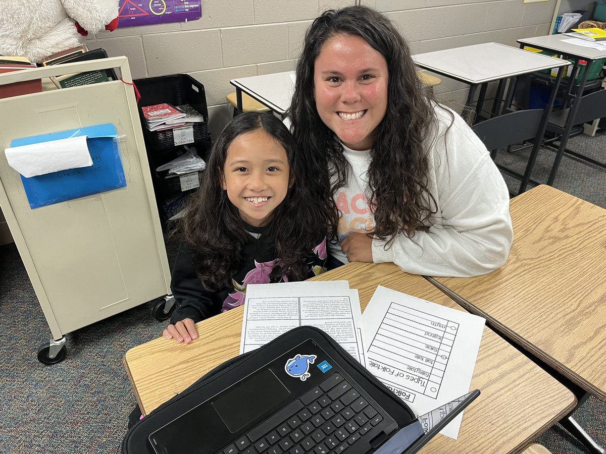 ElmwoodKreiling's tweet photo. #ElmwoodEagles love to share their accomplishments with respected leaders in our building - like @missiovinelli & @SarahCain203. #4PI #lovemystudents #PartnersInGrowth https://t.co/n8zcIVkxkG