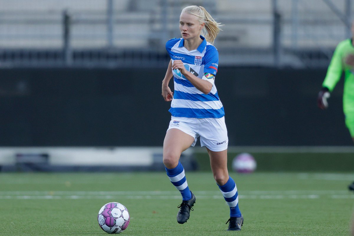 Het Nederlandse voetbal maakte dit weekend een statement voor LHBTIQ+ acceptatie: ons voetbal is van iedereen en iedereen is welkom! 🏳️‍🌈🤝
 
#OneLove