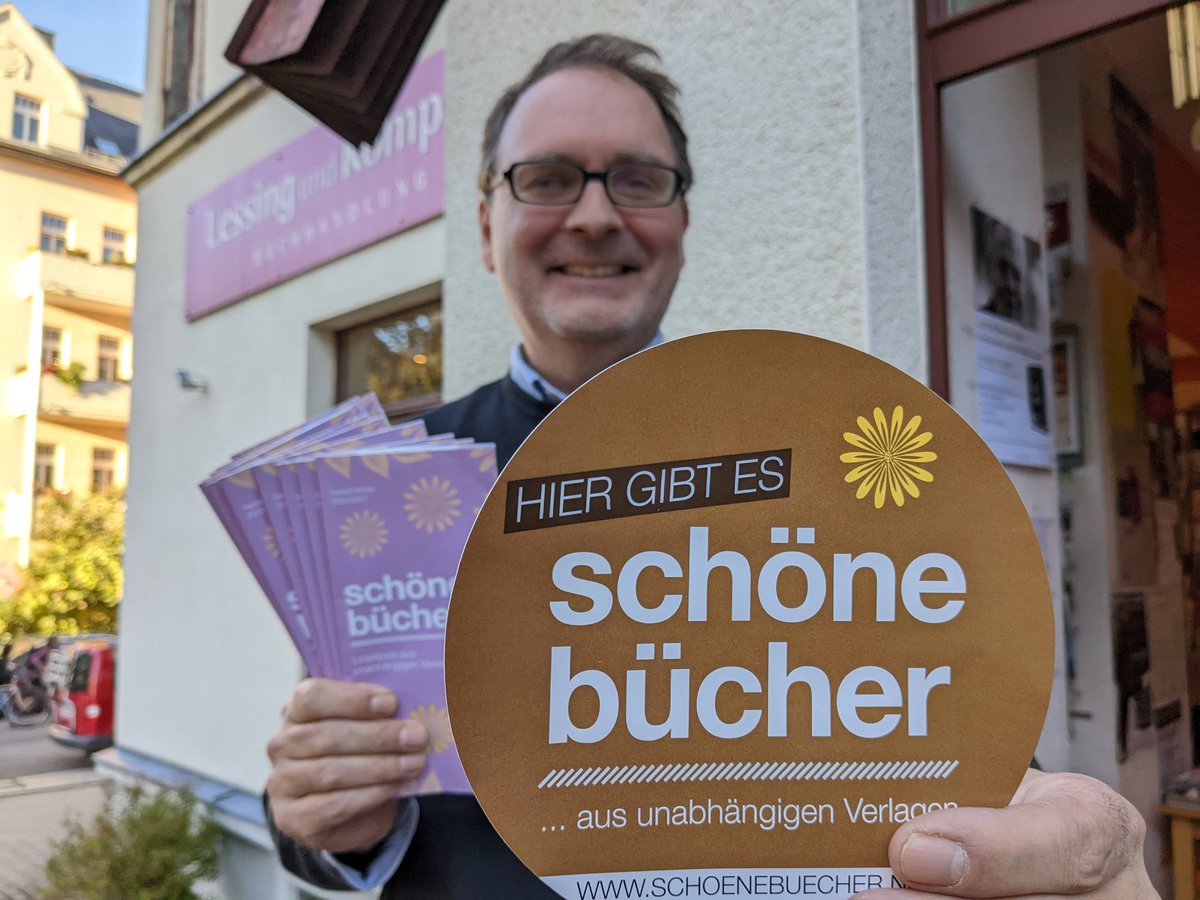 schoenebuecher's tweet photo. Aufkleber schon gesichtet? Hier gibt es schöne Bücher: Auftakt zur bundesweiten Netzwerk-Aktion in #Chemnitz. Buchhandlungen und Verlage enger verknüpft. Infos: https://t.co/yJngtSmVka @Stadt_Chemnitz @chemnitz2025 @boev https://t.co/Op9Xs75Qc1