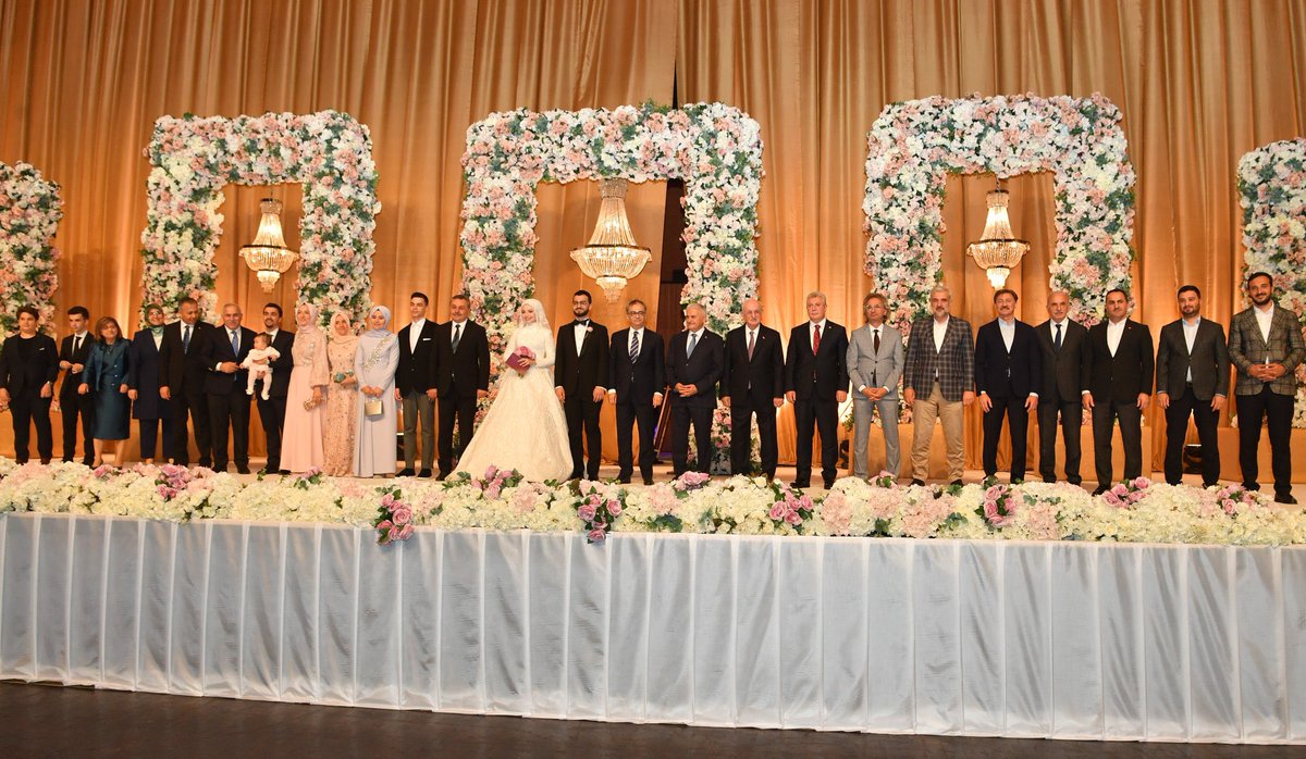 SayimMadak's tweet photo. Türkiye Belediyeler Birliği Genel Sekreteri Dr.Hayri Baraçlı Bey’in oğlu Hali Eren ile Emine Elif çiftinin nikah merasimlerine katıldık.

Çiftimize bir ömür boyu mutluluklar dilerim. https://t.co/mA3mW07ulL