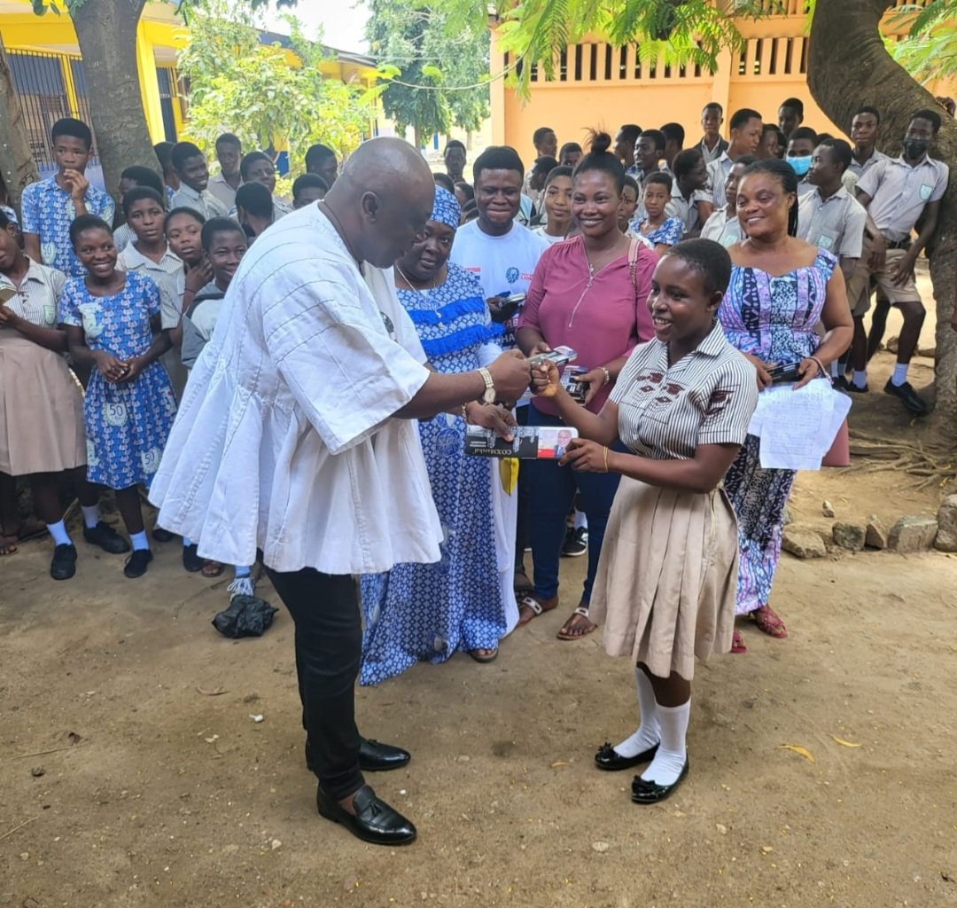 GHANANEWSAGENCY's tweet photo. Mr Carlos Kingsley Ahenkorah, the Member of Parliament for #TemaWest Constituency, has donated mathematical sets to pupils taking part in this year's #BECE in Tema West.
The MP encouraged the pupils to give the examination the best shot and shun malpractices.
#GhanaNewsAgency https://t.co/shb41GFQxo