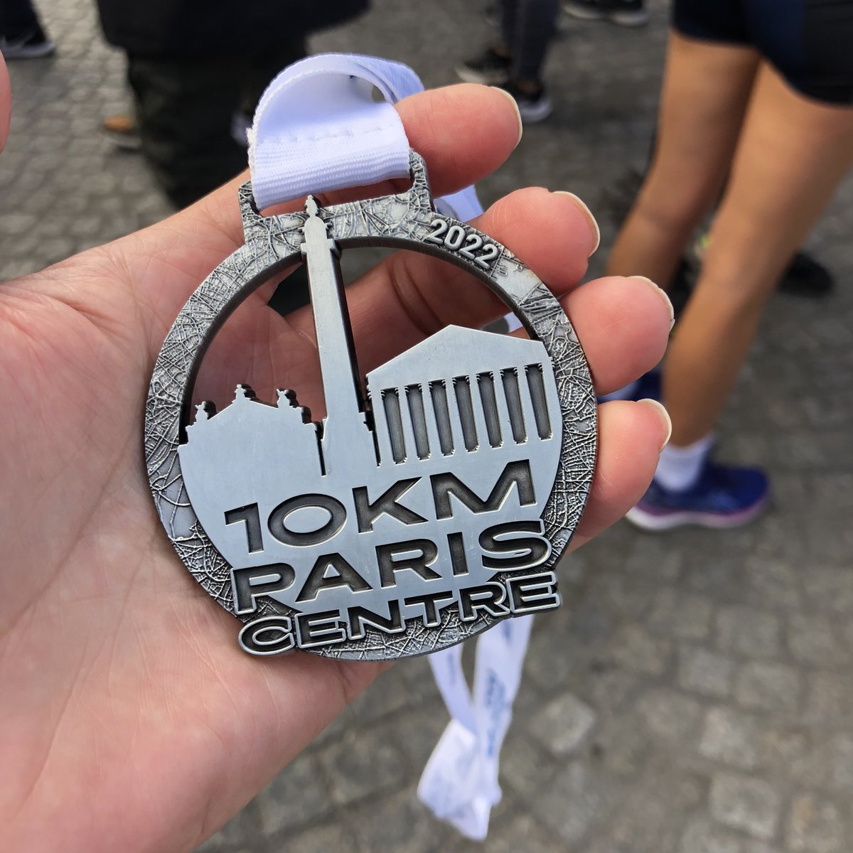 brahem_anki's tweet photo. Médaille à l’arrivée de la course des #10kmParisCentre ce dimanche 16 octobre. https://t.co/oBrU83sOSZ #10kmParis #RunWithParis https://t.co/229maDYBhr