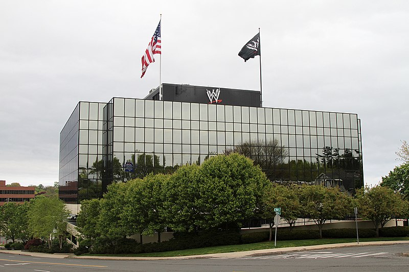 global_catch's tweet photo. [Rumeurs] Le Wrestling Observer rapporte qu'un grand changement dans le calendrier des PLE de la #WWE serait attendu pour 2023.

Plus de PLE à l'international et moins de PLE à gimmick (par exemple : Hell In A Cell ,TLC, Extreme Rules etc...) seraient attendus. https://t.co/Q1GumtROkm