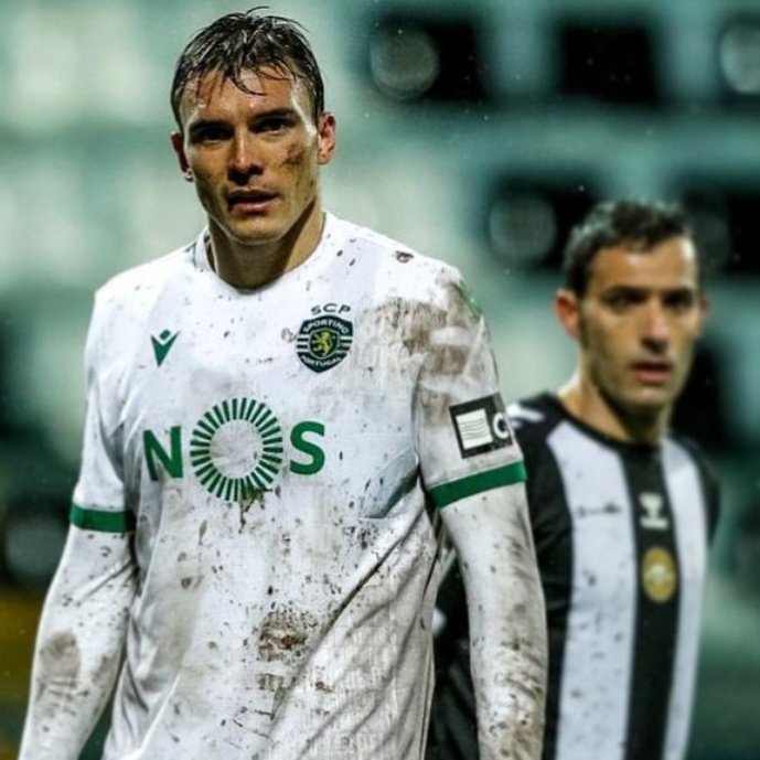 Saudades desta equipa que lutava contra todas as adversidades e tinha uma raça enorme em todos os momentos do jogo. O jogo com o Nacional na época do título é só um dos muitos exemplos de superação que tivemos nessa época. Tinham Raça de Leão!