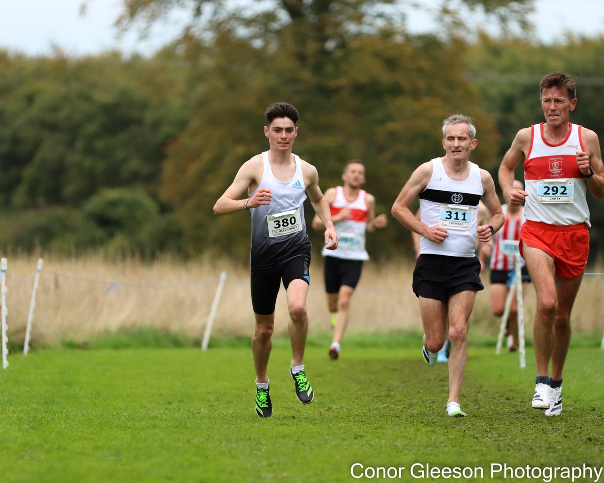 ConorGleeson12's tweet photo. Darragh McElhinney has some keen observers watch on as he romps to victory in the @irishathletics Autumn Open International at the @SportIreCampus this afternoon 📸 https://t.co/N0tVVIEGUA