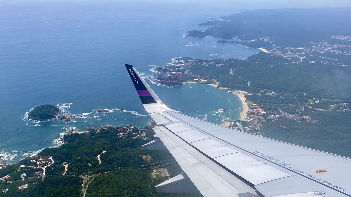 gerson_82's tweet photo. Gracias @viajaVolaris por traernos a casa 🏠 #huatulco https://t.co/EKtsCFgzsE