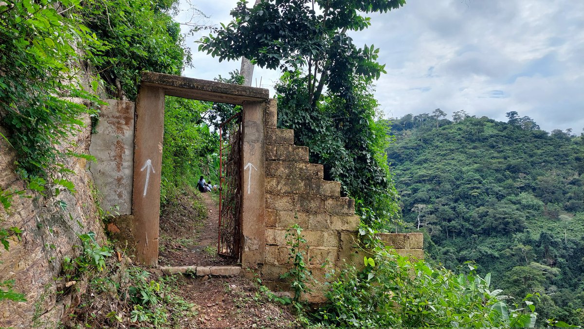EtoTsog's tweet photo. @Dede_Manuella @bblansha @Carine_ATTOLOU @HKatchirika @AphtalC @tgachille @elzogbea Et cette porte du "non retour" qui va rester gravée dans ma mémoire https://t.co/JvNubMsfGm
