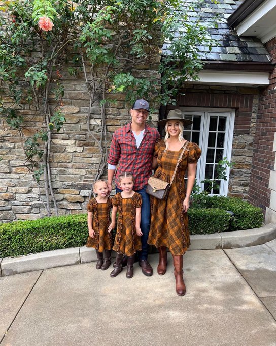 To the pumpkin farm we go 🎃🎃 https://t.co/x2fWRtGH5a<a href="/tag/mizandmrs"class="tags"><span>#mizandmrs</span></a>