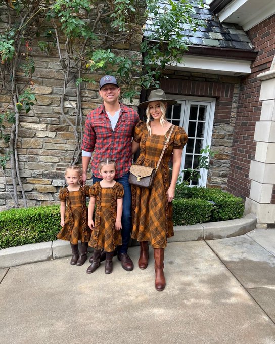 To the pumpkin farm we go 🎃🎃 https://t.co/x2fWRtGH5a<a href="/tag/mizandmrs"class="tags"><span>#mizandmrs</span></a>