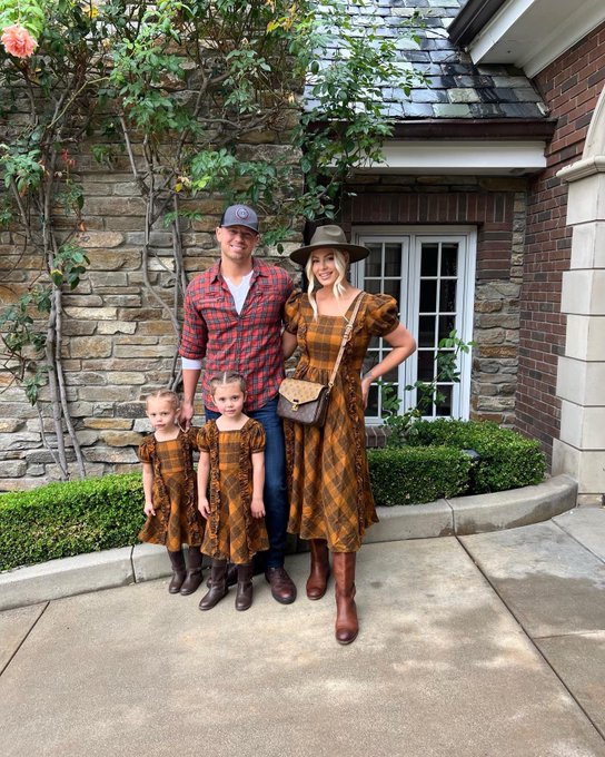 To the pumpkin farm we go 🎃🎃 https://t.co/x2fWRtGH5a<a href="/tag/mizandmrs"class="tags"><span>#mizandmrs</span></a>