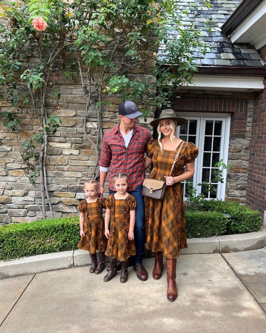 To the pumpkin farm we go 🎃🎃 https://t.co/x2fWRtGH5a<a href="/tag/mizandmrs"class="tags"><span>#mizandmrs</span></a>